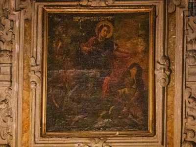 Al centro di essa una tela di scuola napoletana di fine 600 raffigura San Martino che dona il mantello a un povero